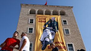 José Mourinho recebido em Tirana com mensagem gigante em edifício 