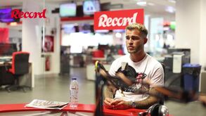 Diretor desportivo distrai-se e atira ciclista ao chão em França