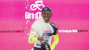 Girmay ficou sem sequelas de acidente com rolha de espumante no Giro