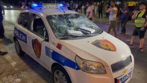Confrontos entre ultras de Feyenoord e Roma provocam o caos nas ruas de Tirana