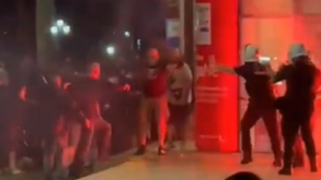 Mais uma noite de destruição na Albânia: ultras do Dínamo Zagreb juntaram-se aos da Roma em 'auxílio' para os confrontos