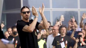 Ibrahimovic volta a ser operado ao joelho e pára oito meses: já se fala em final de carreira