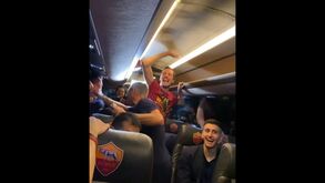 Nem Mourinho resistiu a mostrar: autocarro da Roma em festa após título da Conference League