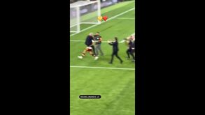 A 'louca' corrida de Mancini com Mourinho ao colo nos festejos da Roma