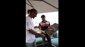 Bottas emoldurou a famosa 'nude' e entregou-a a... Lewis Hamilton: «Põe no teu apartamento»