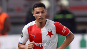 «Pode haver outro clube português interessado em Alexander Bah, a próxima contratação que o Benfica quer fechar»