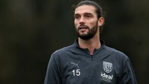 Aumentam os problemas de Andy Carroll com a noiva: afinal eram duas as loiras que tinha na cama