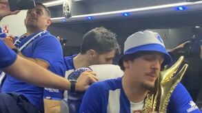 Loucura no autocarro do FC Porto: equipa de andebol não se poupou nos festejos do título