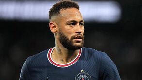 Treinador francês critica profissionalismo de Neymar: «Se não jogasse póquer até às 4 da manhã...»
