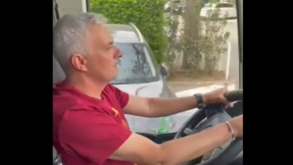 Um momento inédito: José Mourinho pegou no volante e conduziu o autocarro da Roma na festa!
