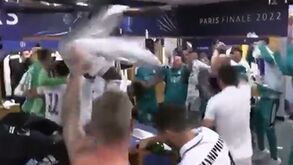 Hazard quis dar champanhe ao filho de Kroos no balneário e o pai reagiu... assim