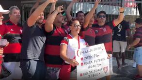 Grupo de adeptos grita por Jorge Jesus à porta da sede do Flamengo