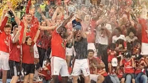 O momento em que o Benfica levanta a Liga Europeia com milhares de benfiquistas na Altice Arena