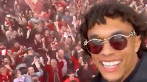 Loucura em Liverpool na ressaca europeia: milhares a celebrar na rua com Klopp e companhia