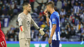 Formado no Benfica, Fábio Cardoso junta-se a Otávio e entoa cânticos ofensivos às águias