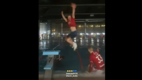 Festa de arromba do plantel de andebol do Benfica: do novo cântico ao mergulho na piscina da Luz de cerveja na mão