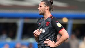Loira conta tudo o que aconteceu no quarto com Andy Carroll e pede desculpa à noiva do jogador