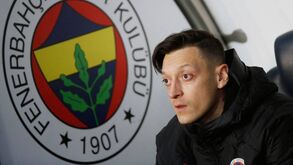 Özil: «Não vou terminar a minha carreira noutro clube que não o Fenerbahçe»