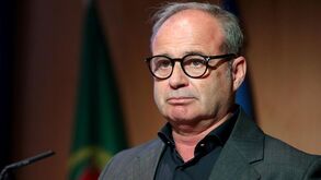 Luís Campos em Doha para fechar acordo com o Paris SG