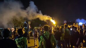 Dezenas de adeptos fazem a festa à espera de Jorge Jesus