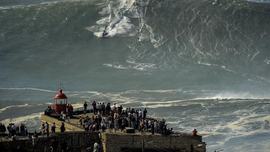 Novo recorde do Guinness para a Maior Onda surfada a caminho da Nazaré