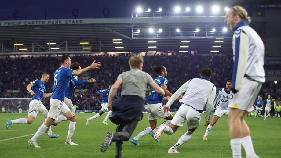 Everton garante permanência e Burnley procura fugir da descida com o Leeds na última ronda