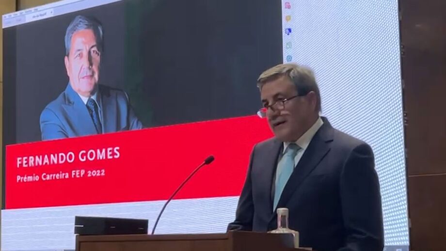 Fernando Gomes emocionado ao receber prémio