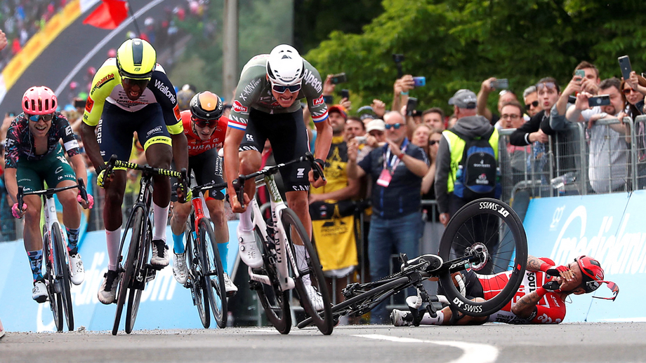 Caleb Ewan vai seguir em prova apesar da queda na primeira etapa do Giro'2022