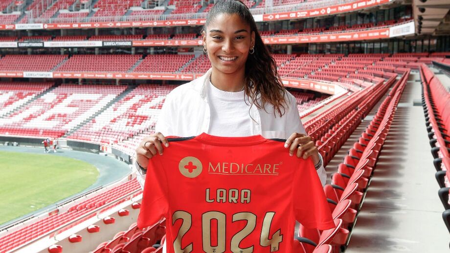 Lara Pintassilgo quando renovou contrato, em maio de 2021