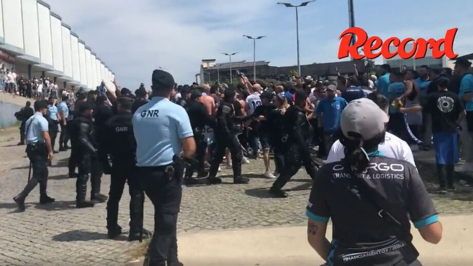Confusão começou com chegada de claque ao estádio e rapidamente se alastrou