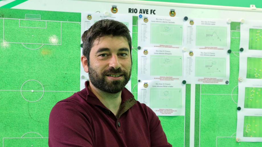 Técnico elogia médio que passou pela formação do Benfica