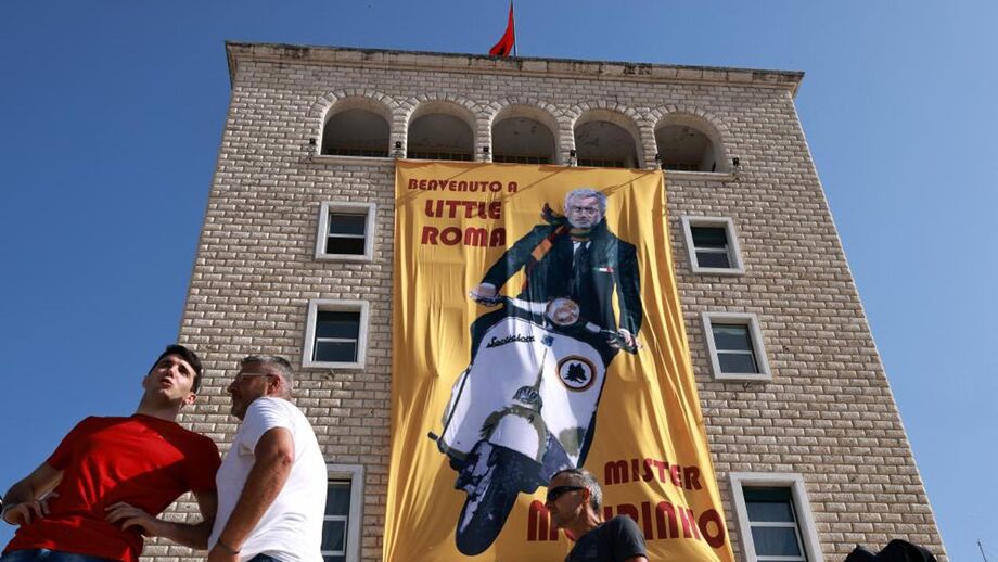 José Mourinho recebido em Tirana com mensagem gigante em edifício 
