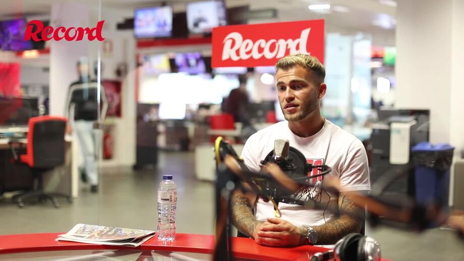Entrevista do médio de 24 anos a Record 