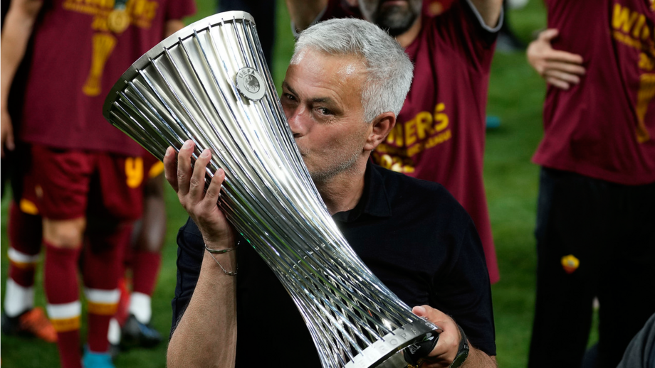 Treinador português não conseguiu conter as lágrimas após mais uma conquista europeia