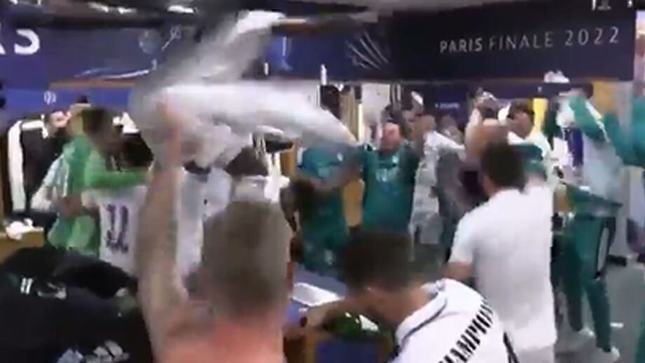 Festa rija no balneário do Real Madrid após conquista da Champions