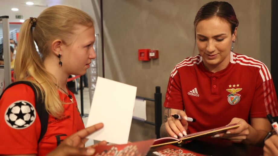 Katelin Talbert (à direita) durante a sessão de autógrafos