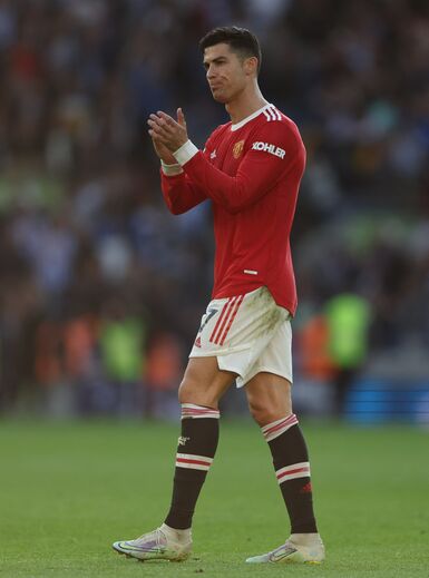 Camisola vermelha, calção branco e meia preta.