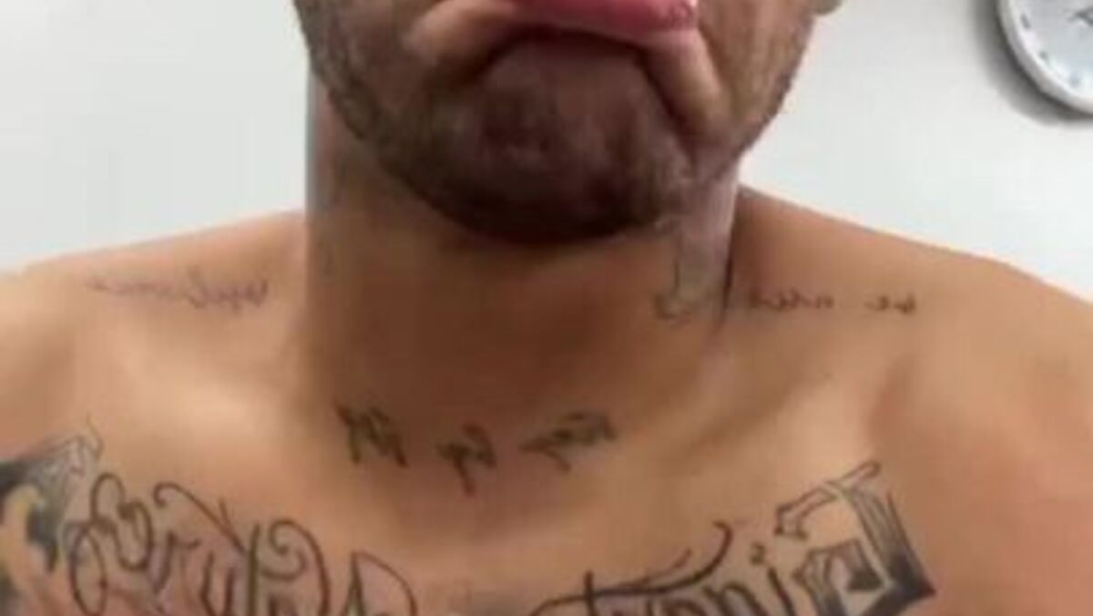 Neymar faz 'beicinho' e mostra o estado do seu pé - Vídeos - Jornal Record