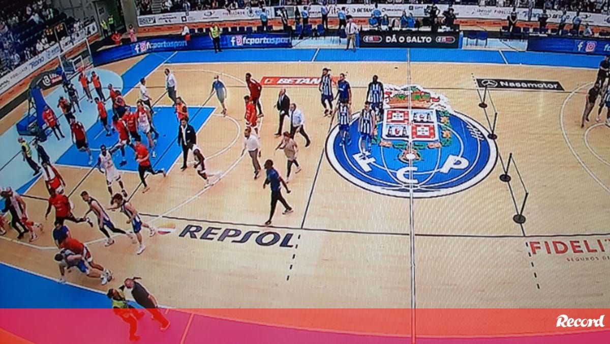 Basquetebol : Benfica venceu o FC Porto (99-75) em jogo da 2.ª do grupo A