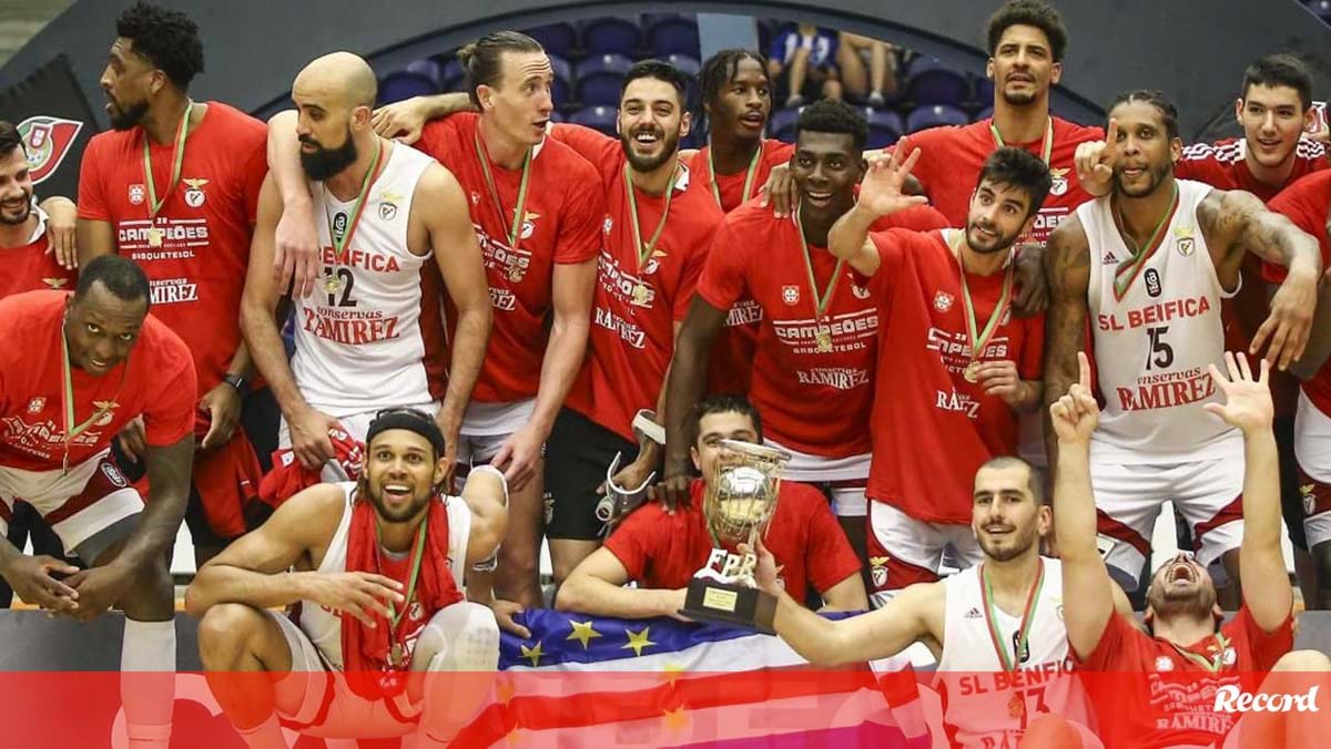 Basquetebol: Benfica 'desaparece' no último quarto e FC Porto vence na Luz  (63-68) - JPN