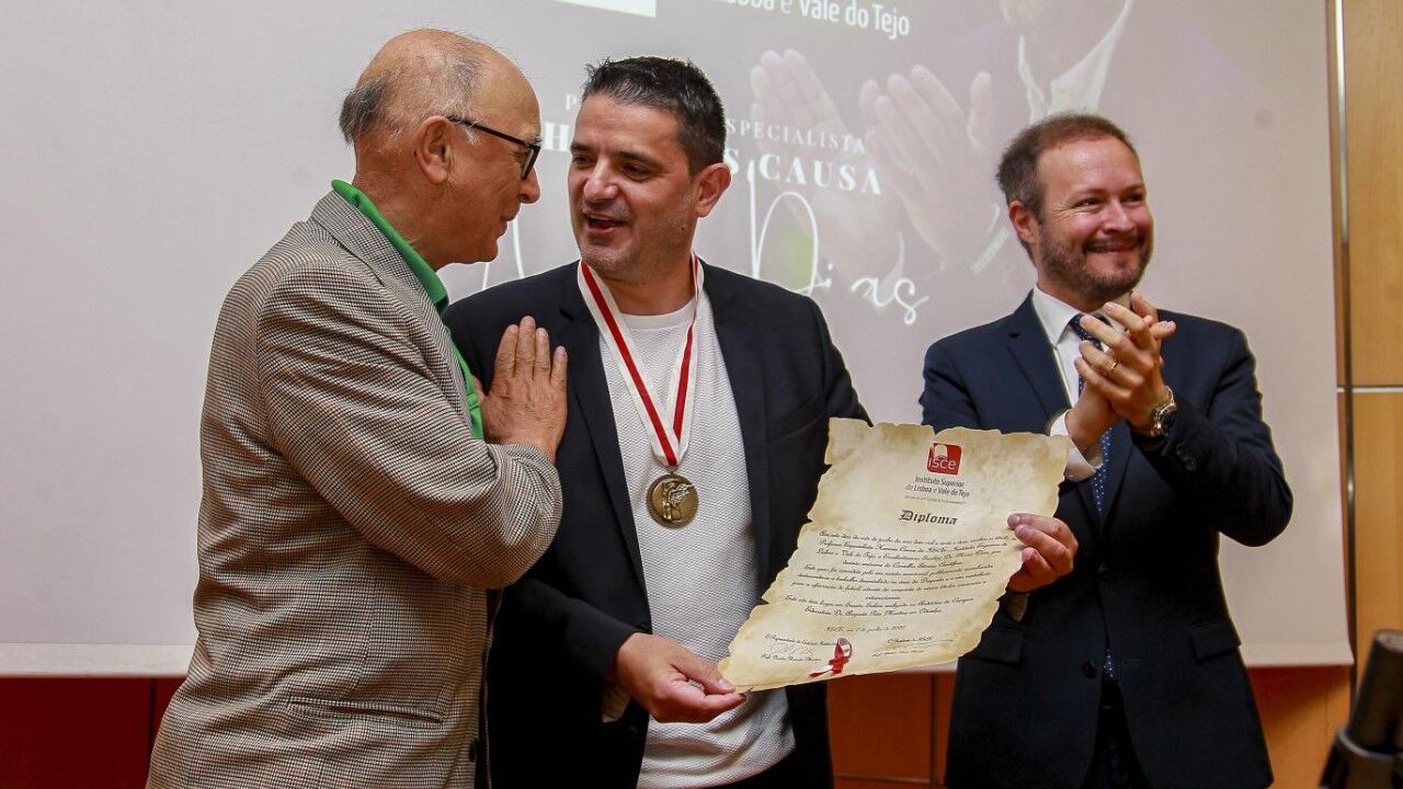 Nuno Dias (ao centro) no momento em que recebeu a distinção