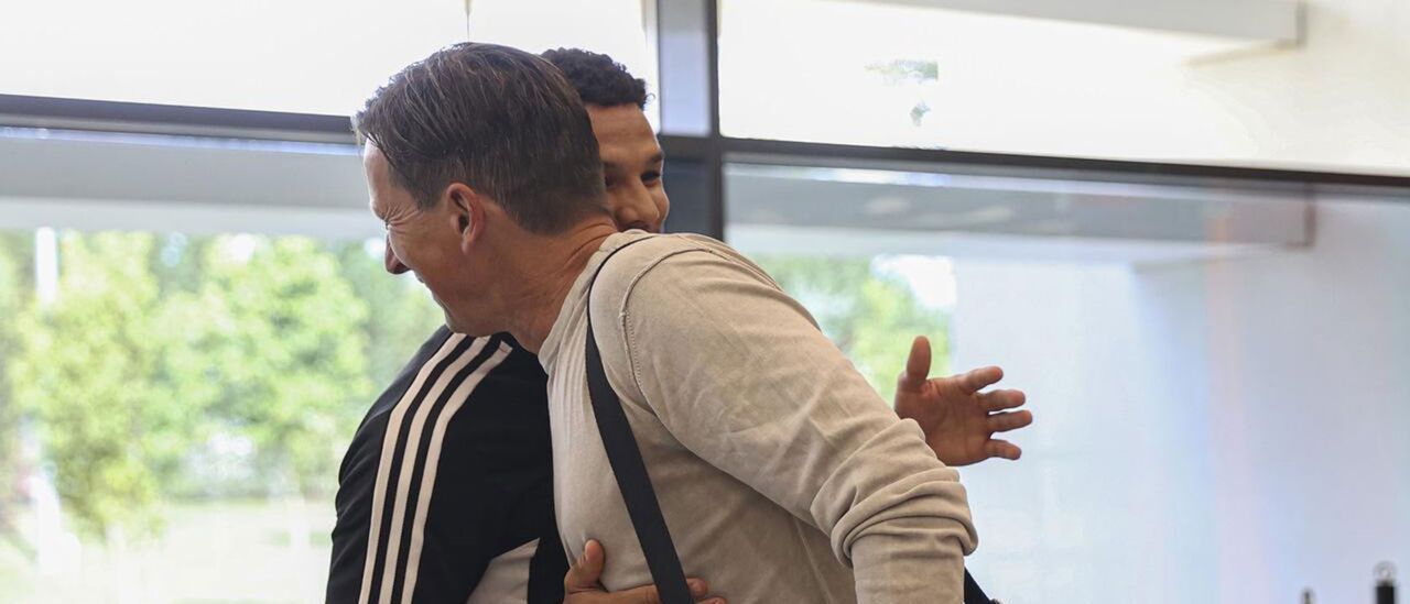 Schmidt cumprimenta o reforço Alexander Bah