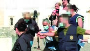 Vários momentos de tensão à porta das instalações da Polícia Judiciária de Setúbal. Tita chegou a escorregar e a cair nas escadas quando  se deslocava  para o  automóvel
