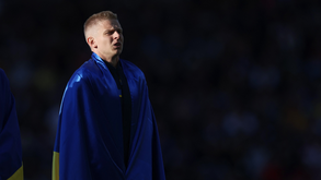 Com um país às costas: o momento emocionante em que ucranianos cantaram o hino nacional em Glasgow