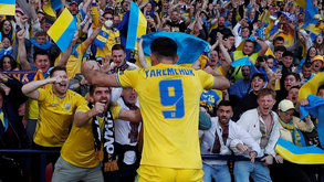 Zelensky e a vitória da Ucrânia: «Duas horas de felicidade em que ficámos colados à televisão»