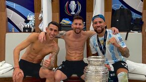 «A velha guarda»: Otamendi festeja título da Finalíssima ao lado de Di María e Messi