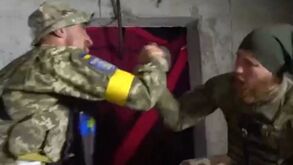 Soldados ucranianos festejaram vitória da Ucrânia diante da Escócia 