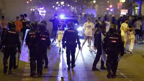 Polícia usa força para dispersar adeptos 