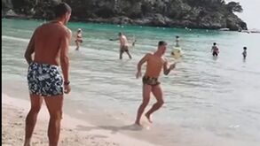 Inacreditável: jogadores de Galatasaray e Fenerbahçe pegaram-se... ainda antes do aquecimento