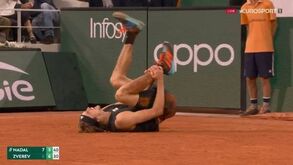 O momento em que Alexander Zverev se lesionou em Roland Garros